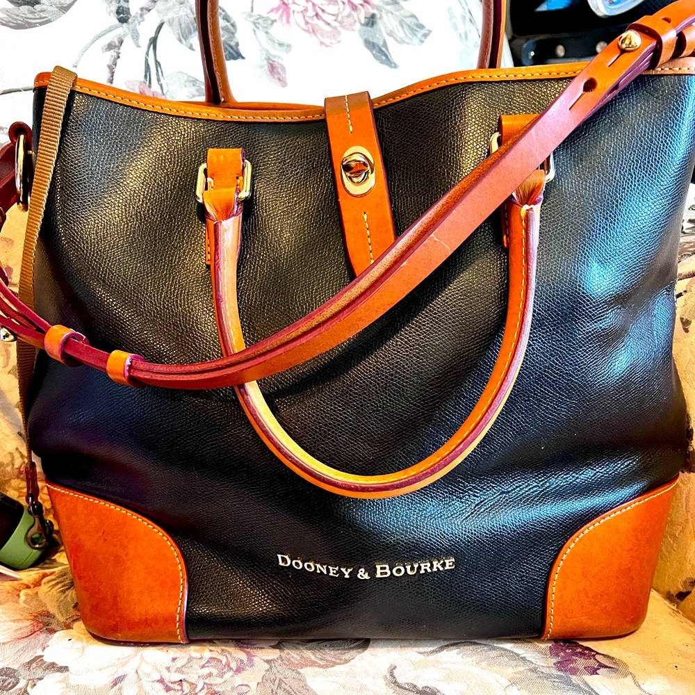 GORGEOUS Genuine Dooney & Bourke Excellent Conditon Large Satchel